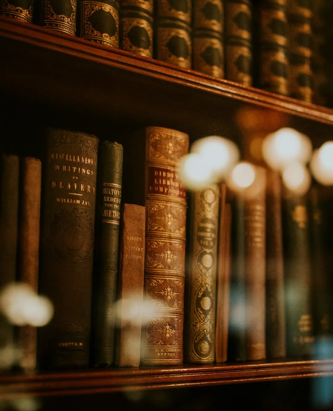 Estantería con libros antiguos de derecho