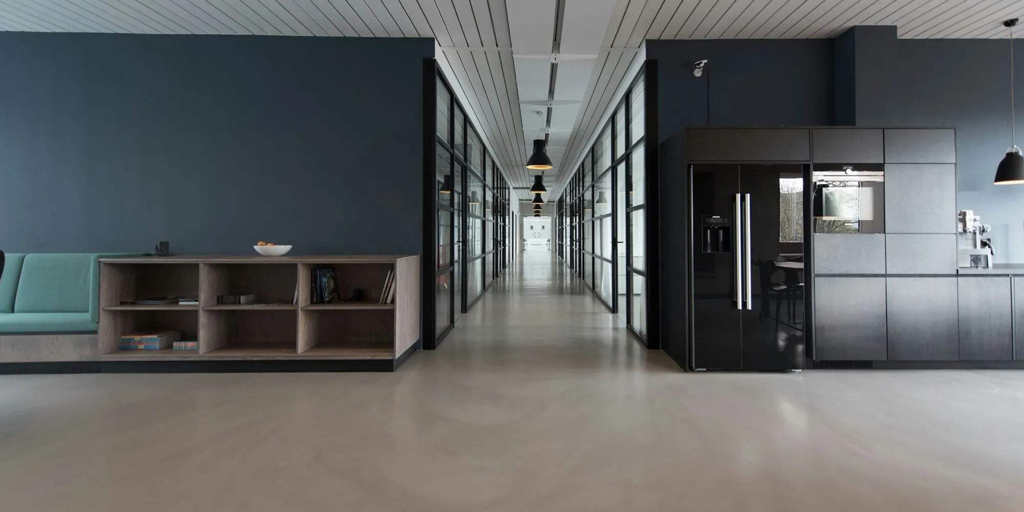 Pasillo de oficinas modernas