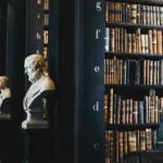 Biblioteca con busto clásico