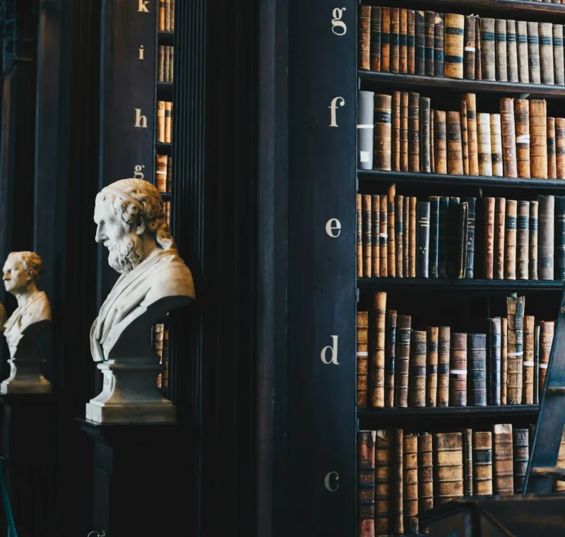 Biblioteca con busto clásico
